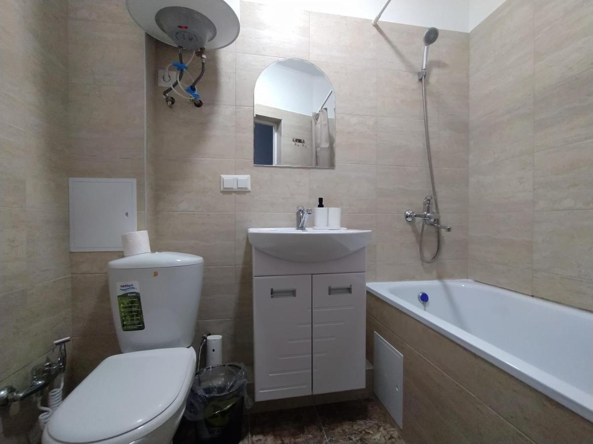 Apartamento Aura On Sydykova Street 290 Bishkek Exterior foto